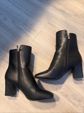 IDIFU Black Women's Mid-Heel Ankle Boots Size 7 1/2- Sleek Zip Design